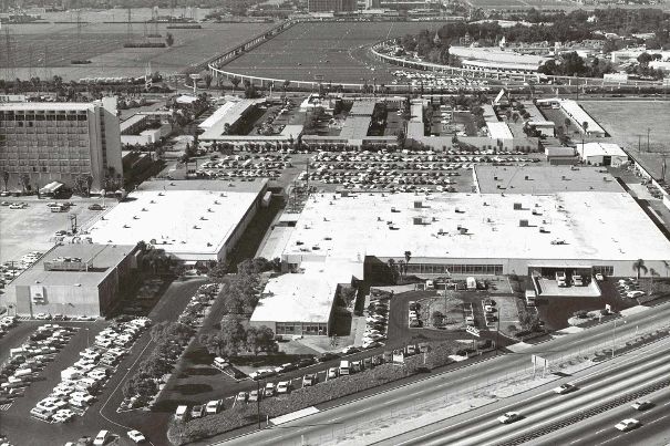 Altec Lansings Hauptsitz Anaheim 1965 (im Hintergrund die Monorail vom Disneyland).