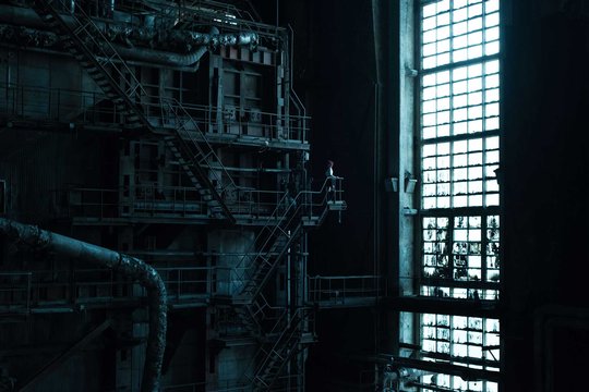 Der Eine: Dieses Bild zeigt das Innere des verlassenen Kraftwerks unweit von Budapest. Der Ort beeindruckt durch seine riesigen Massstäbe, die zurückgelassenen Maschinen überall und eine starke, eindringliche Atmosphäre.