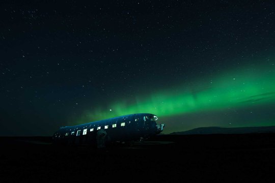 Nächtliche Seelen: In einer verlassenen Gegend an der isländischen Südküste liegt dieses längst vergessene Flugzeugwrack einer Douglas DC-3. Das Bild wurde mit einer Belichtungszeit von 90 Sekunden und etwas Licht im Innenraum des Flugzeugs aufgenommen.