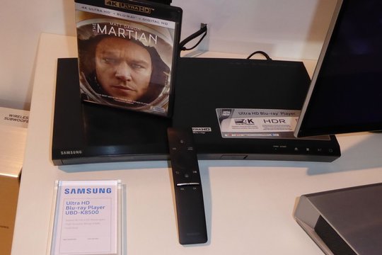 Der erste UHD-Blu-Ray-Spieler UBD-K8500 von Samsung wird zum Verkaufsstart im Bundle mit dem UHD-Spielfilm 