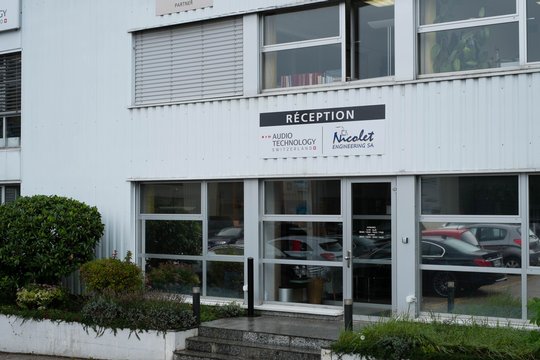 Das schmucklose, aber grosse Fabrikationsgebäude von Audio Technology Switzerland. Sie stehen hinter der Marke Nagra.