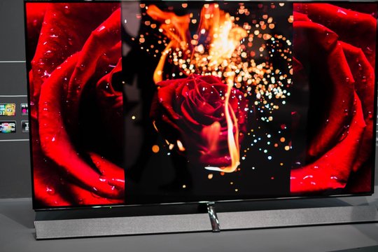 Der neue 77-Zoll-OLED-TV von Panasonic ist mit dem Studio-Colour-HCX2-Bildprozessor ausgestattet.