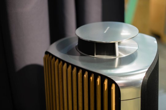 Bang & Olufsen stellt das Beolab-50-Soundsystem vor – mit 2100 Watt Gesamtleistung und aktiver Raumkompensation. Der Hochton-Treiber kommt erst beim Einschalten aus der Versenkung. Das Design ist hervorragend.