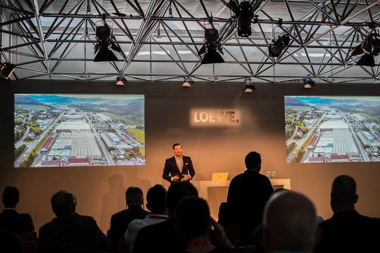 Loewe montiert ihre grossartigen High-End-TV-Geräte in Deutschland und hat in drei Jahren 149 neue Jobs geschaffen. Im spezialisierten Fachhandel ist Loewe heute die Nummer 2.