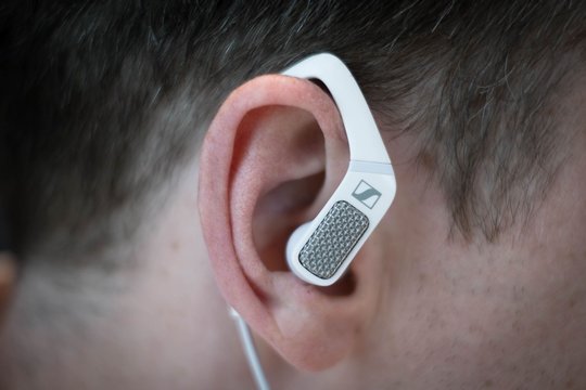 Die grosse Neuheit bei Sennheiser: Mit dem brandneuen Ambeo Smart Headset kann man binaurale 3D-Aufnahmen in sehr hoher Qualität machen – am besten gleich mit Video.