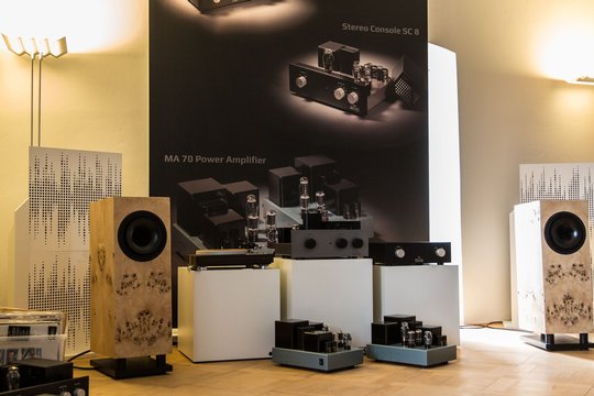 Tobian Sound Systems belebt das gute alte Stereo mit Röhrenendstufen und wirkungsgradstarken Lautsprechern immer wieder aufs Neue.