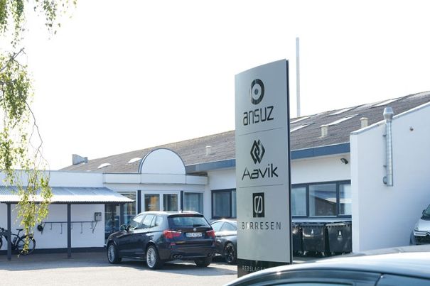 Der bescheidene Hauptsitz im Umland von Aalborg.