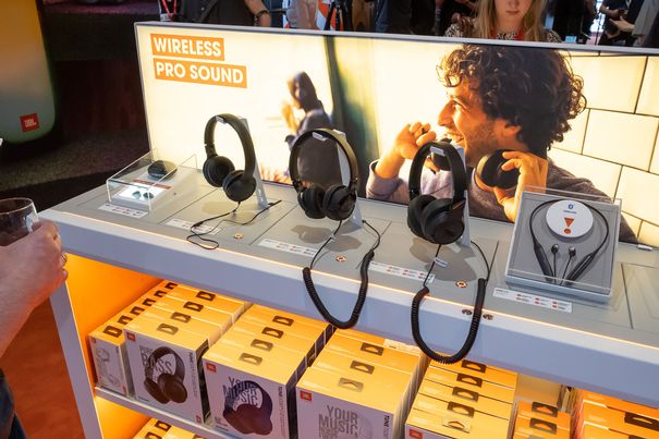Die Wireless-Kopfhörer-Serie von JBL. Rechts der Live 650 BTNC, Gewinner des EISA Awards für den besten Noise-Cancelling-Kopfhörer 2019.
