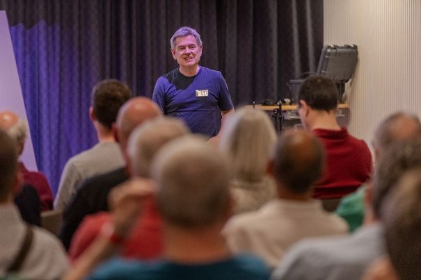 Gut besuchtes Rahmenprogramm: Klangschloss-Organisator Markus Thomann durfte bei den Landenberg-Sessions ein interessiertes Publikum willkommen heissen.