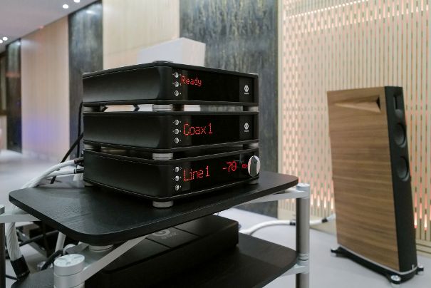 Drei von vier Komponenten der 180er-Serie von Aavik im Showroom des CH-Vertriebs: Netzwerkplayer mit Digitalausgängen, DA-Wandler und Vollverstärker. Nicht im Bild ist die baugleiche Phono-Vorstufe.