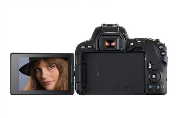 Schwenkt aus: Das Touch-Display der neuen Canon EOS 200D lässt sich ausklappen und drehen. Ideal für Selfie-Aufnahmen und Fotos aus ungewöhnlichen Perspektiven.