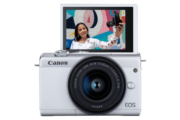 Schwenkt hoch: Das Touch-Display der Canon EOS M200 lässt sich aufklappen. Ideal für Selfie-Aufnahmen, Vblogging und Fotos aus ungewöhnlichen Perspektiven.
