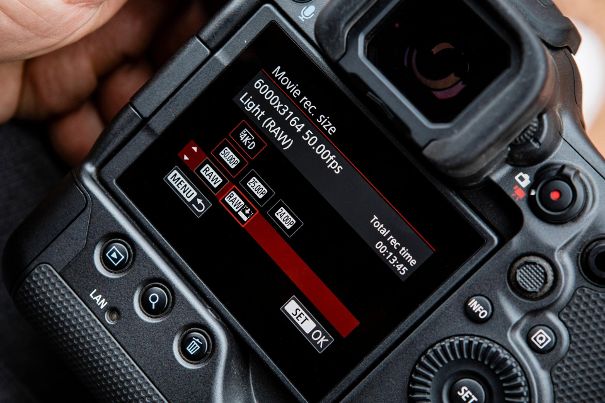 Cine-Kamera: Die Canon EOS R3 nimmt Filme im 6K-Format mit bis zu 60 fps in RAW-Auflösung auf, was 50 Prozent mehr Details als 4K bietet. Zudem wurde die Aufnahmezeit-Beschränkung abgeschafft.