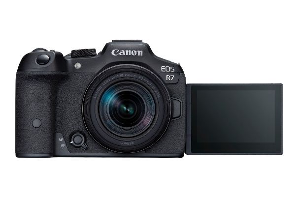 In Selfie-Position: Die neue APS-C-Kamera Canon EOS R7 besitzt ein ausklapp- und nach vorne drehbares Display.