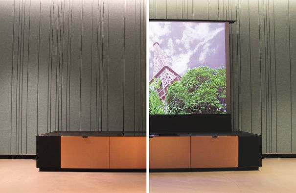In ausgeschaltetem Zustand des Laser TV verschwindet die Leinwand automatisch im Möbel. Dieses wird auf Kundenwunsch von Swiss HiFi Design AG individuell gestaltet.