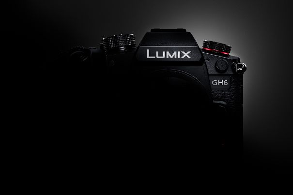 Die Panasonic Lumix GH6 kombiniert einen neuen Micro-FourThirds-Sensor mit einem neuen Bildprozessor und wird vor Ende 2021 erhältlich sein.