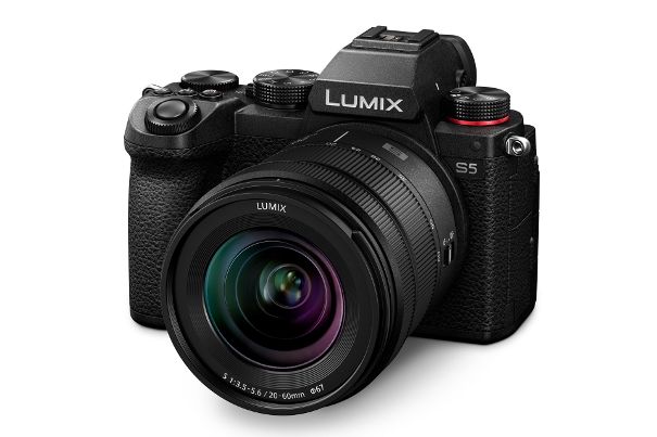 Panasonic Lumix S5: Eine kleine und robuste spiegellose Vollformat-Systemkamera mit professionellen Videofunktionen.