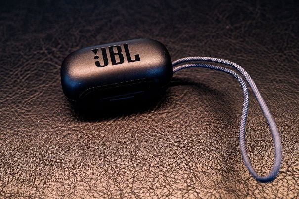 Kompakte Ladestation der JBL ReflectAero True-Wireless-Ohrhörer.