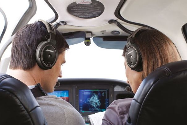 Bose verfüght über zwei Jahrzehnte Erfahrung in der Konstruktion und im Bau von professionellen Aviation Headsets mit Noise Cancelling und kann dieses Knowhow heute in ihren Consumer-Produkten anwenden.