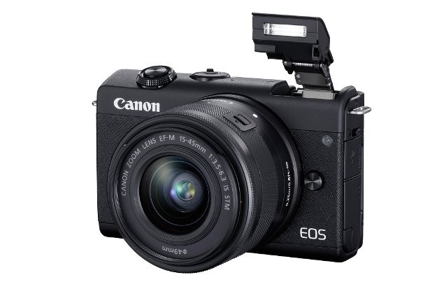 Kompakt unterwegs: Canon EOS M200 mit Kit-Objektiv EF-M 15–45 mm IS STM und aufgeklapptem Blitzgerät.