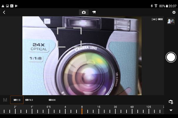 Fernbedienung der Canon EOS M200 über ein Tablet. Die Belichtungszeit wird bequem durch Wischen über die Zeitwerte (unten im Bild) eingestellt. Der gewünschte Fokusbereich lässt sich im grossen Live-View-Bild antippen.