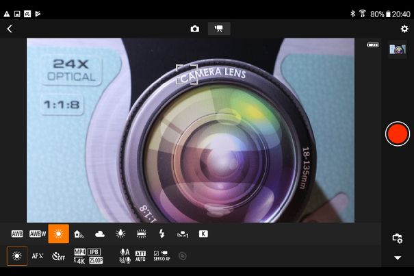 Videoaufnahmen mit der Canon EOS M200 lassen sich ebenfalls per Smartphone oder Tablet fernsteuern. Im Movie-Modus mit manueller Belichtung stehen die veränderbaren Werte unten auf dem Display.