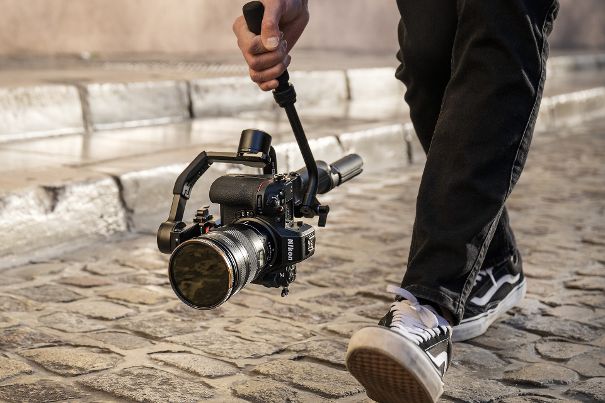 Professionelles Filmerwerkzeug: Die Nikon Z 8 auf einem Gimbal bei einer Videoaufnahme.