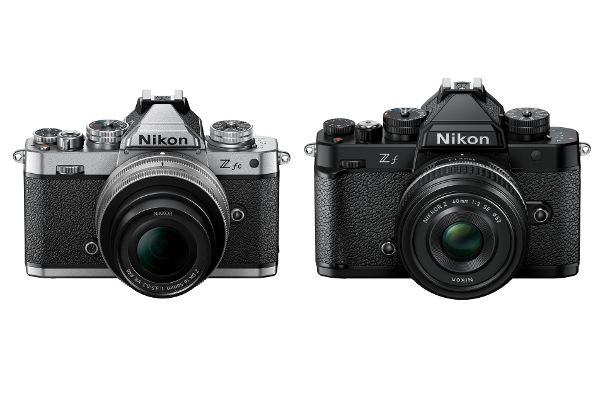 Grösser und schwerer: Die Nikon Z f mit FX-Sensor (rechts) im Vergleich mit der Nikon Z fc mit DX-Sensor. Das Z-Bajonett ist bei beiden Kameras gleich gross.