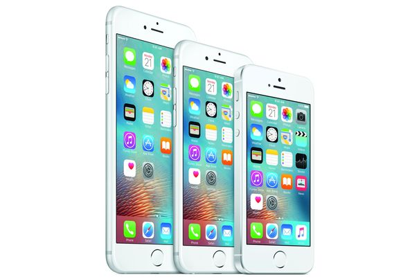 Apple hat das iPhone wieder geschrumpft. Das SE (ganz rechts im Bild) ist gut und günstig.