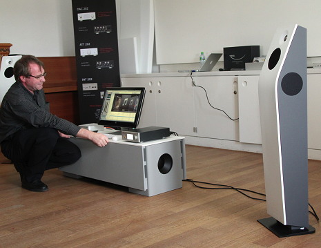Nach der CD kommt der High-Res Download, behauptet Daniel Weiss und führt dafür gute Gründe an. Seine Klang-Demos liess er über die vollaktiven Ella Lautsprecher von Klangwerk erklingen, welche vom brandneuen Subwoofer "Base" unterstützt wurden. Weiter kamen ein MacMini und der neue DAC 202 von Daniel Weiss zum Einsatz.