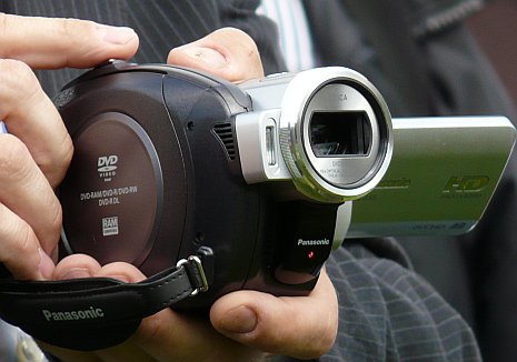 Sowohl als auch: Der Full HD Camcorder SX5 nimmt auf DVD und SD-Card auf.