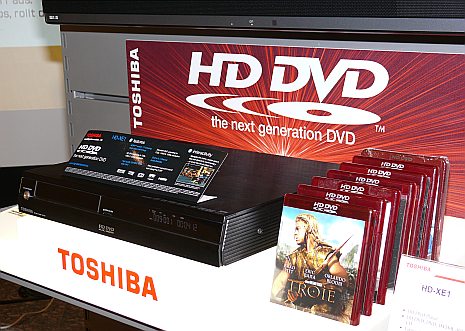 Ebenfalls Bilder bis zur maximalen Auflösung von 1080p gibt das Top-Modell der HD-DVD-Spieler von Toshiba, der HD-XE1, aus. Den Surround-Sound in den Formaten Dolby Digital Plus und dts HD gibt er nicht nur digital über seinen HDMI-Anschluss, sondern auch über den 5.1 Kanal Analog-Ausgang wieder. Der Player kostet 1599 Franken.
