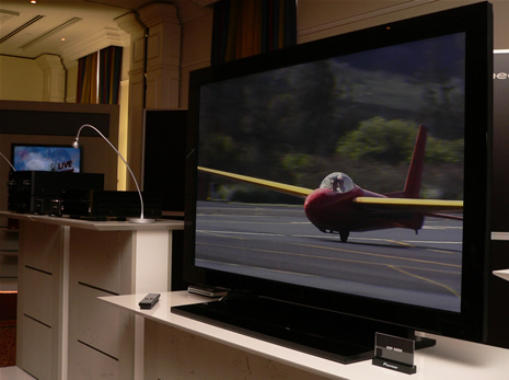 Die Kuro Plasmas mit ihrem exzellenten Schwarzwert standen im Mittelpunkt. Im Bild der KRP-600N mit separaten Plasma Panel und Receiver.