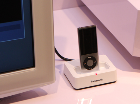 Ganz neu: Panasonic stellt ein iPod-Dok zur Kopplung der Apple MP3-Player an Panasonic LCDs her.