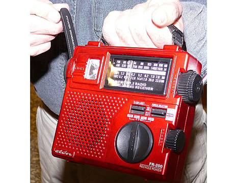 Radio mit UKW, MW und Kurzwelle sowie eine Taschenlampe bietet das FR200 von etón, das per Handkurbel mit Energie versorgt wird. Selbst eine Alarmsirene ist eingebaut, so dass auch im tiefsten Wald jede Gefahr abgewendet werden kann.