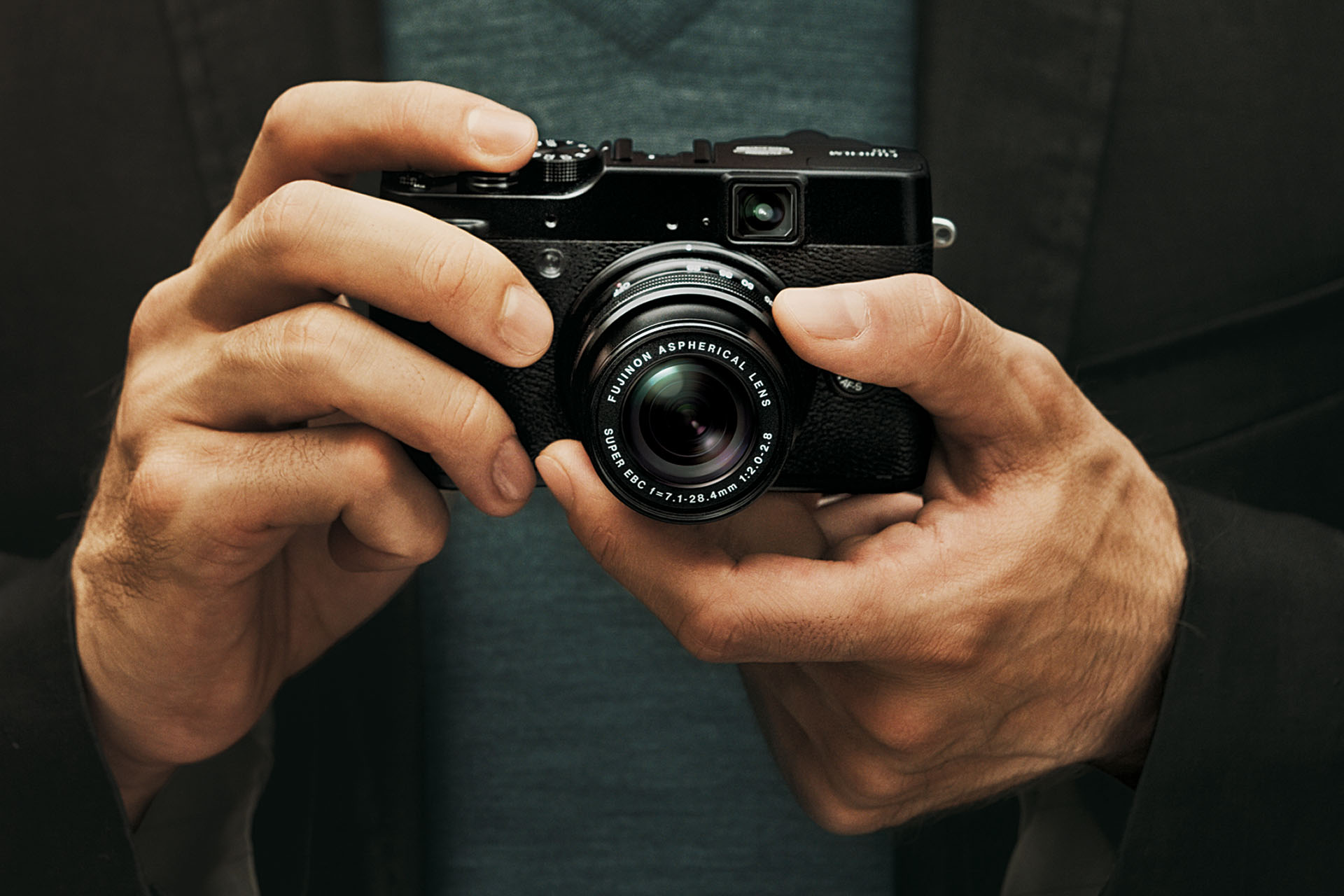 Die X10 ist für die Hände von anspruchsvollen und versierten Digitalfotografen konzipiert, die gerne auch manuelle EInstellungen an entsprechenden Tasten und Rädern vornehmen.
