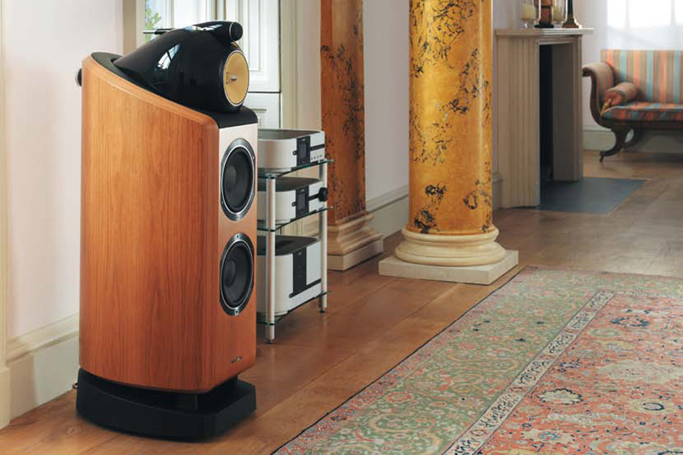 Bowers & Wilkins mit Classé. Die B&W Nautilus-Serie ist ein High-End Klassiker und hat in der neusten Version mit Diamant-Hochtöner einen besoderen Reifegrad errreicht. Zu hören ist die 802D mit dem neusten Digital-Pream CP-800 von Classé, vorgeführt vom Multimedia-Spezialisten Voice70. (Raum 11, www.voice70.ch)