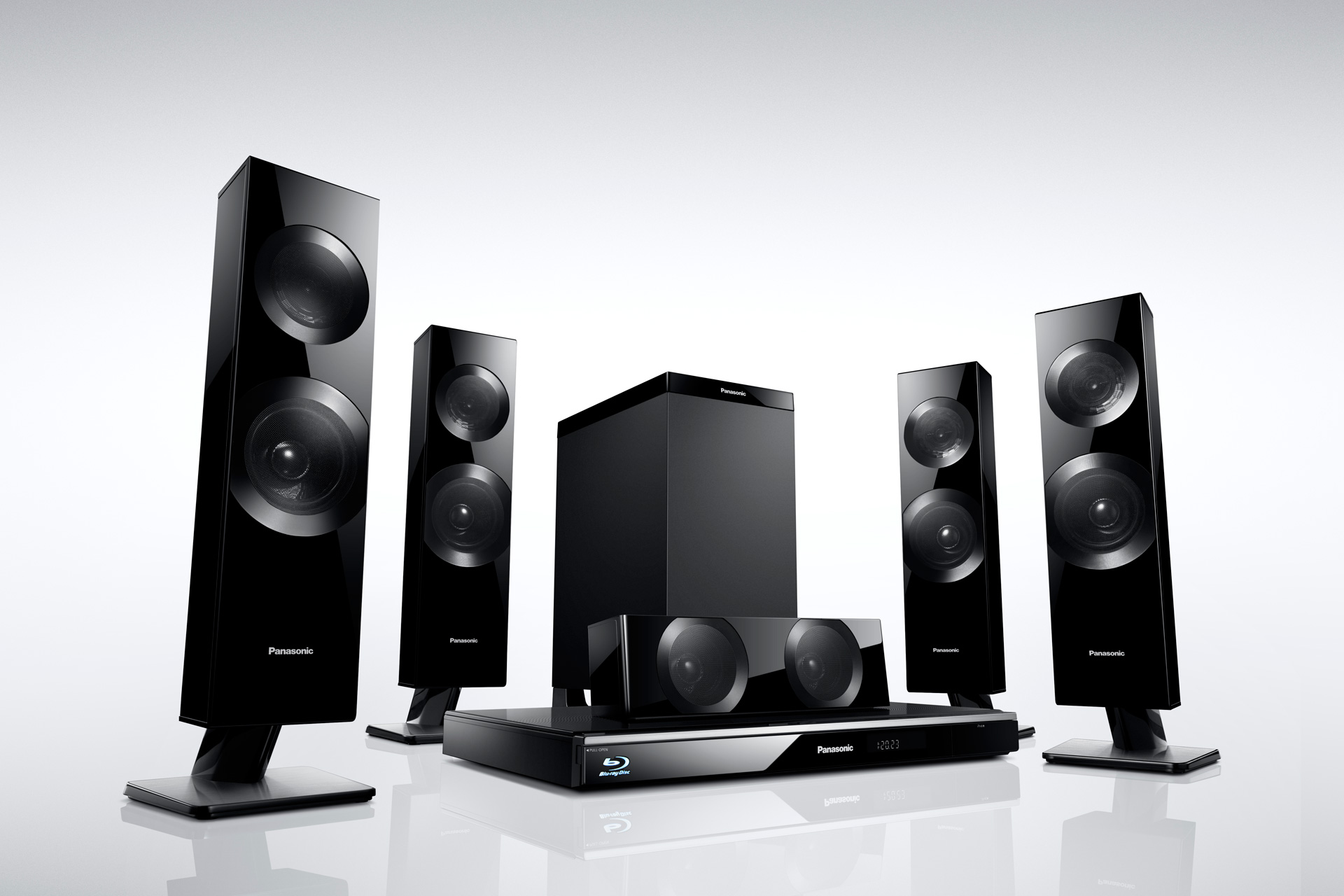 Zum Lautsprecher-Ensemble gehören ein Center-, zwei Satelliten- und zwei Säulenlautsprecher sowie der Subwoofer.