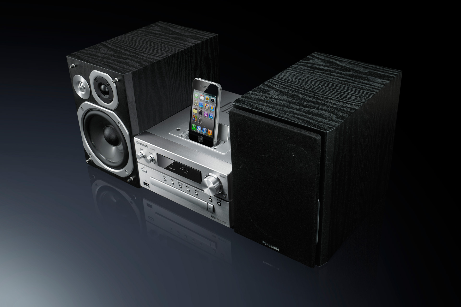 Der 2 x 60 Watt-Verstärker treibt die 3-Wege Bassreflex-Lautsprecher mit 14 cm Konus-Woofer, 1,9 cm Soft Dome Hochtöner und 1,5 cm Piezo-Strahler.