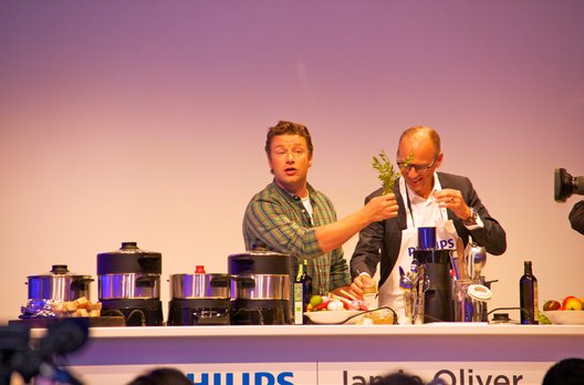 Niemand geringerer als Starkoch Jamie Oliver präsentierte den Philips Homecooker mit dem er mit Enthusiasmus und Humor 
in weniger als 15 Minuten ein südindisches Currygericht zubereitete.