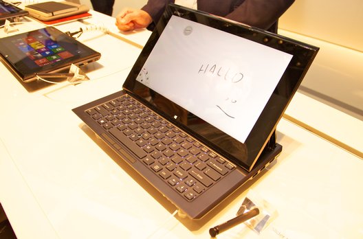 Eine interessante Alternative zum iPad oder Samsung Note im Business Alttag ist das VAIO 11 mit Windows 8. Das Display lässt sich wie einem Slider-Handy hochfahren und gibt dann die Tastatur frei. Zugeklappt verhält es sich wie ein 11 Zoll Tablet.