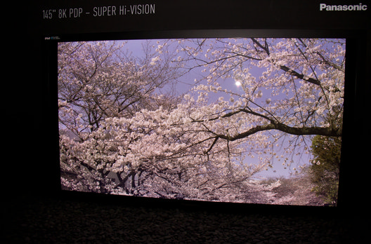 Beinahe etwas versteckt zeigte Panasonic einen 145 Zoll Plasma Bildschirm mit 8K Auflösung (7680 × 4320 Pixel (8K, UHDTV, Super Hi Vision). Der Bildeindruck mit den Demo-Videosequenzen war überwältigend und extrem realistisch.