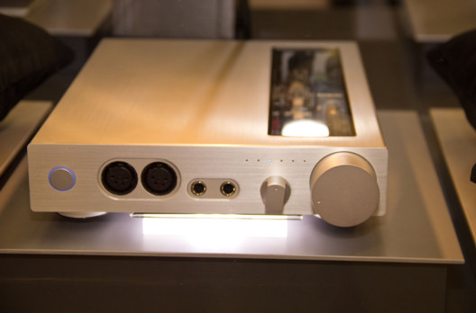 Die ersten Kopfhörerverstärker von Sennheiser, der digitale HDVD 800 und der analoge HDVA 600 waren in der finalen Version zu sehen und sollten in Kürze verfügbar sein.