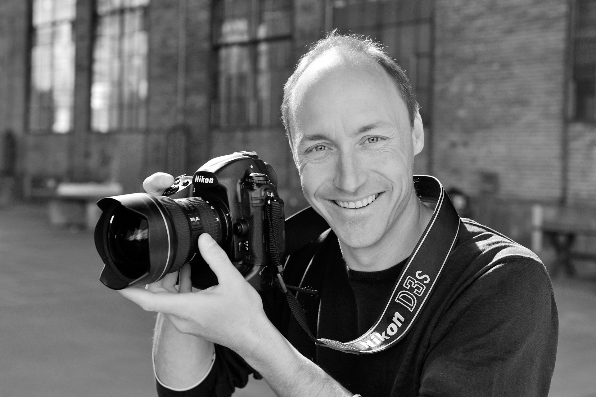 Manuel Bauer, fotografiert seit 1989 in Indien, der tibetischen Diaspora, und im Tibet . Internationale Bekanntheit erlangte er durch seine Reportage „Flucht aus Tibet“. Am Nikon Day präsentierte er seine Arbeit über die Ausbildung nepalesischer Bergretter durch die Air Zermatt. (Bild: Nikon)