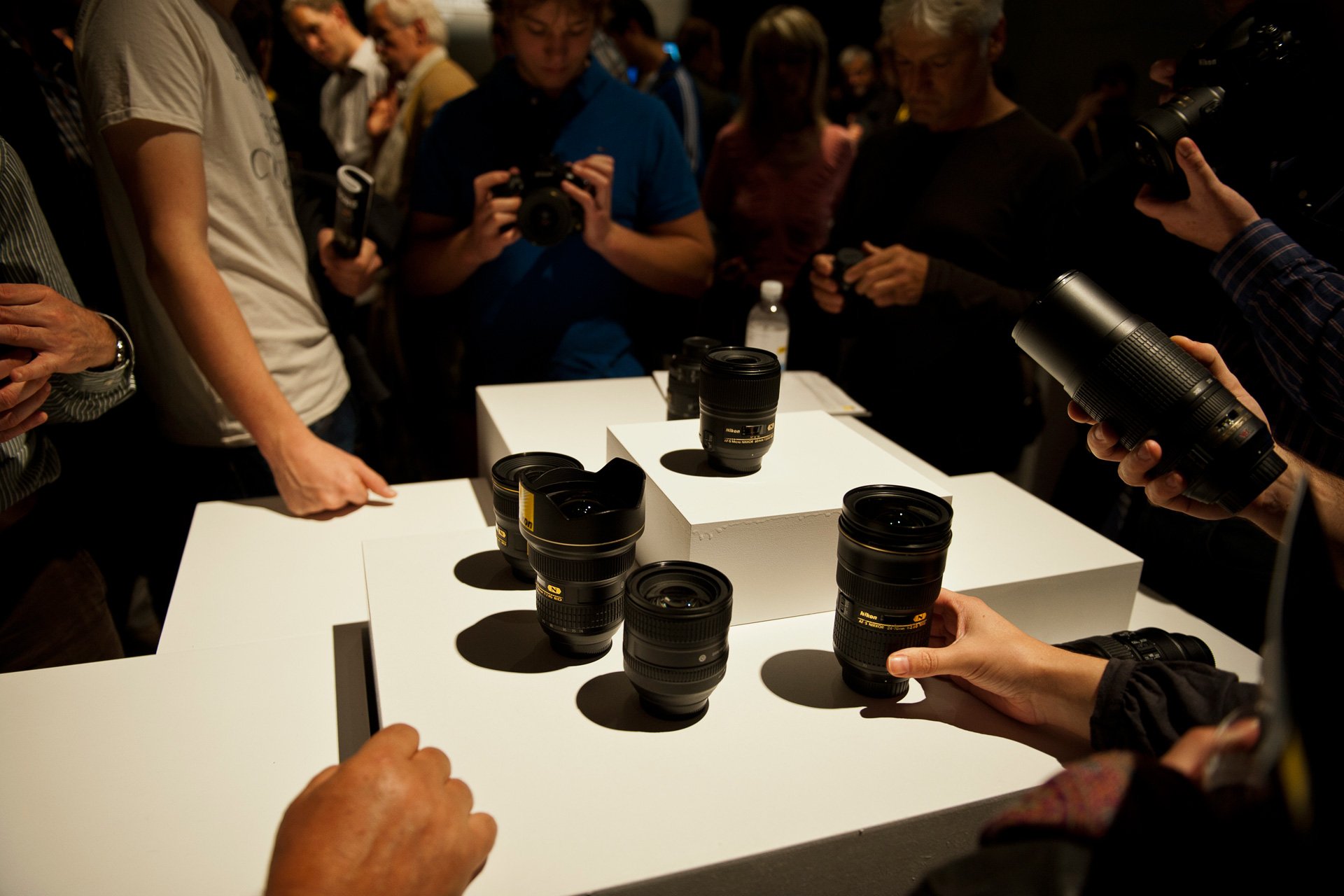 Neben den Präsentationen der Profifotografen zeigte Nikon seine Produktepallette - Hands on und Beratung inbegriffen. (Bild: PHOTOPRESS/Sabine Burger)