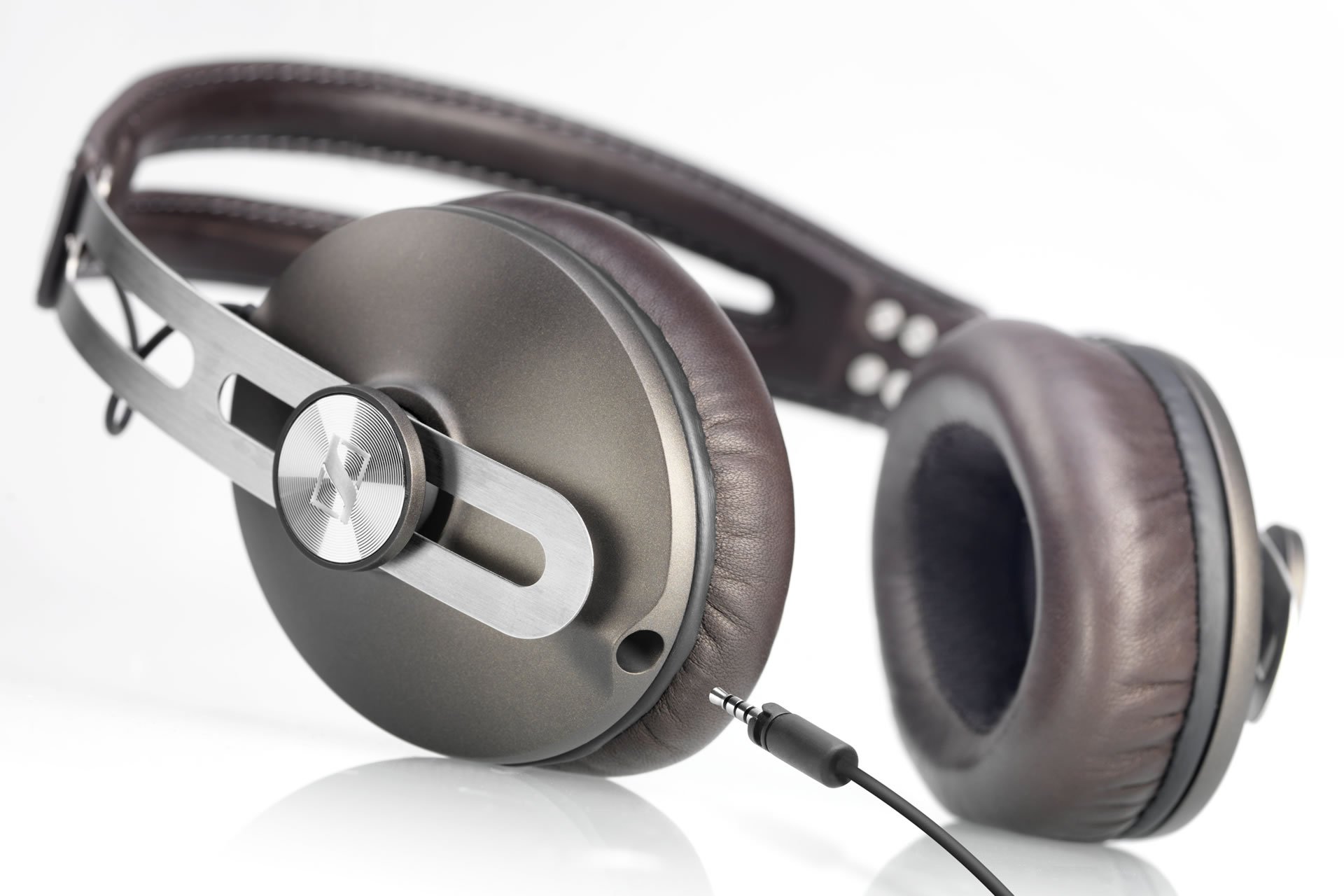 Der Sennheiser Momentum ist ein erstklassig gefertiger, kompakter, ohrumschliessender Hörer mit sehr gutem Klang. Aufgrund seiner sehr hohen Klangqualität für den Ausseineinsatz wie fürs genüssliche Hören zu Hause geeignet.