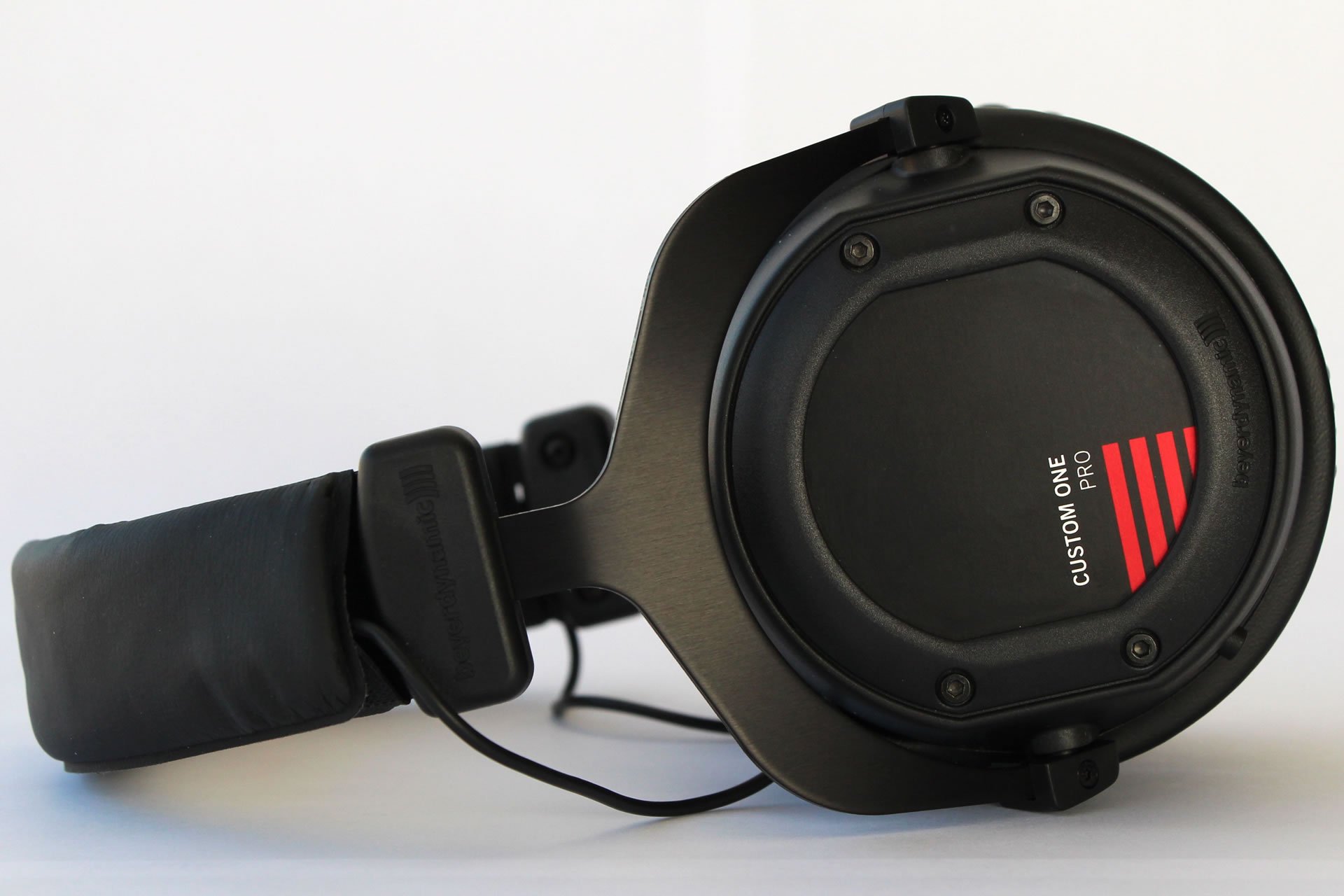 Der Beyer Custom One Pro ist ein relativ grosser, ohrumschliessender Kopfhörer mit sehr guter Klangqualität und genialer Bassregelung.