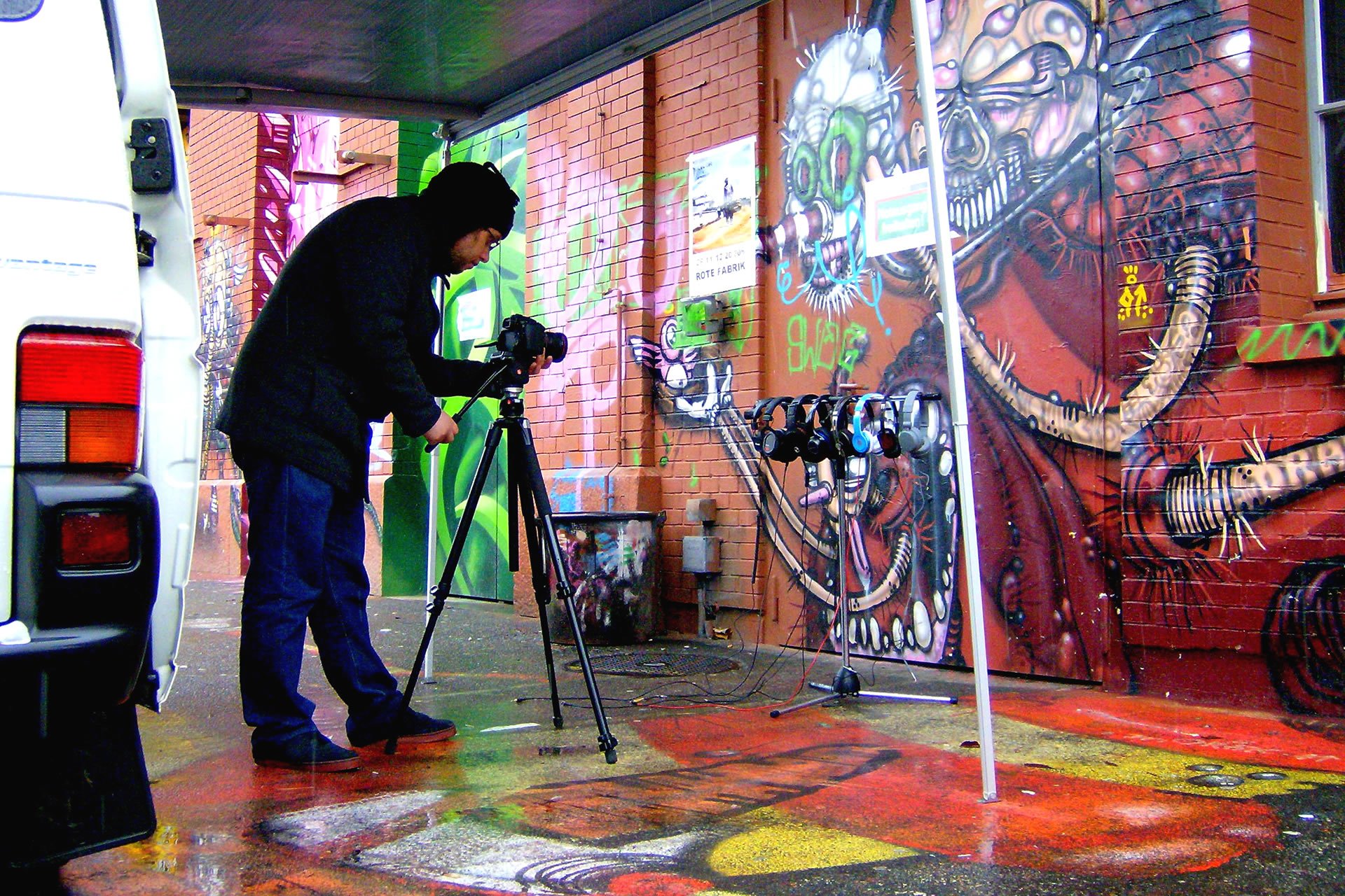 Das Making-of: Foto-Session bei Schnee und Regen in der Roten Fabrik Zürich. avguide.ch Fotograf und VJ Stefan Wehrle in Aktion.