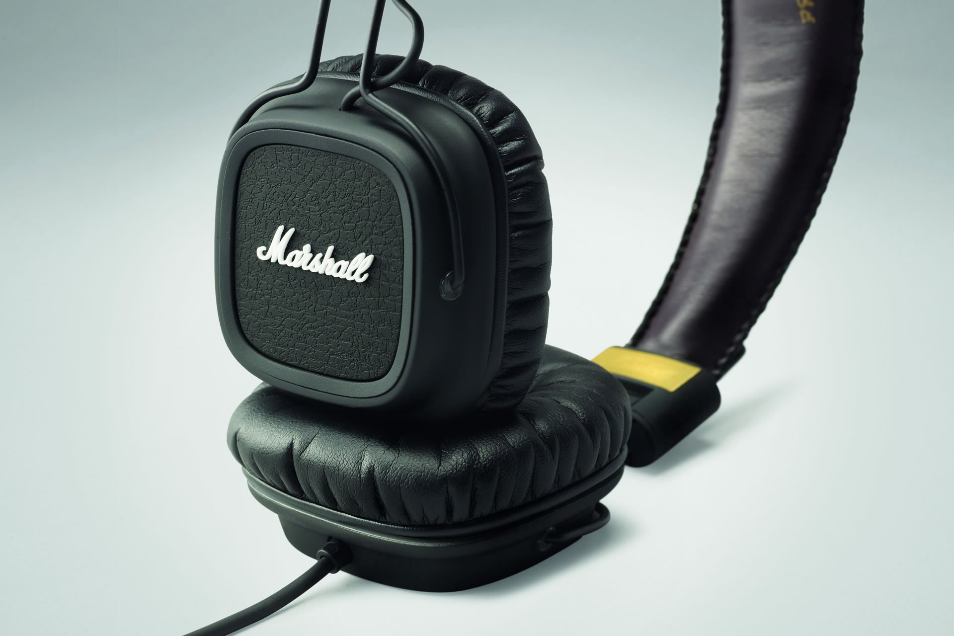 Der Marshall Major ist ein kompakter, ohraufliegender Kopfhörer mit typischem Marshall Outfit und einem Klang der tatsächlich an den Sound von Marshall-Amps erinnert. Jimmy Hendrix lässt grüssen.