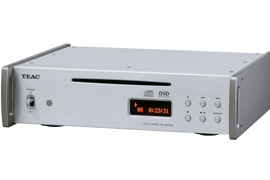 Der DSD-kompatible CD-Player PD-501HR hat ein zentral angebrachtes Laufwerk und ein Vibration Acoustic Control System (VACS) gegen unerwünschte Vibrationen. Der verwendete D/A-Wandler Cirrus Logic CS4398 verfügt über einen Dynamikumfang von 120 dB und gibt neben DSD-Formaten auch PCM-Inhalte mit bis zu 192 kHz/24 Bit wieder.